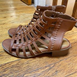 Girl’s Cage Sandals!